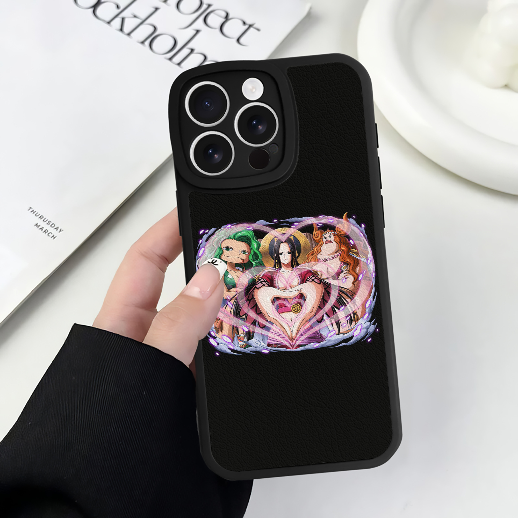 （画像用） ワンピース ボア・ハンコック ONE PIECE Boa·Hancock 【iPhone 16シリーズ対応】シリコンスマホケース（レザー調） 材質：シリコン